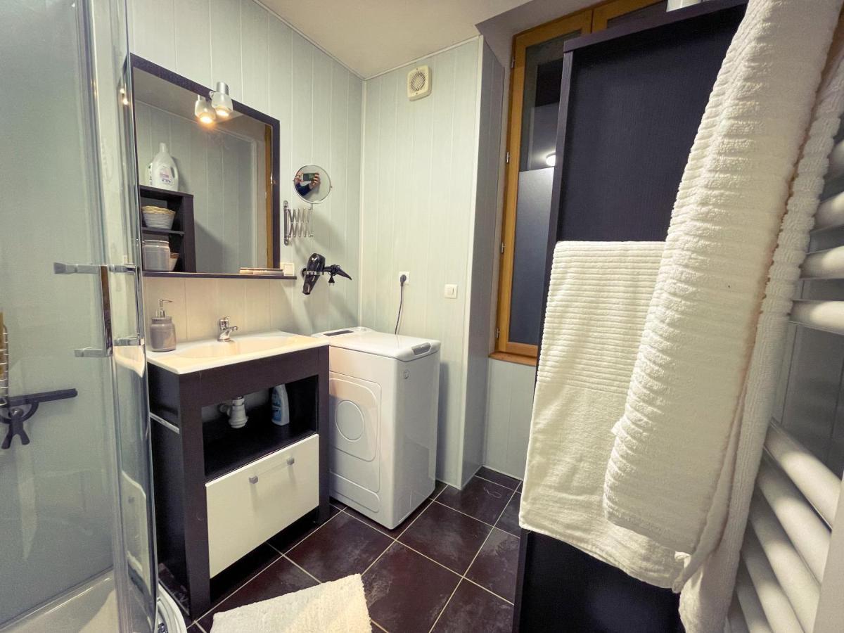 Apartment Le Noeud Vert: Nevers-themed With City-center Parking & Fitness Access
